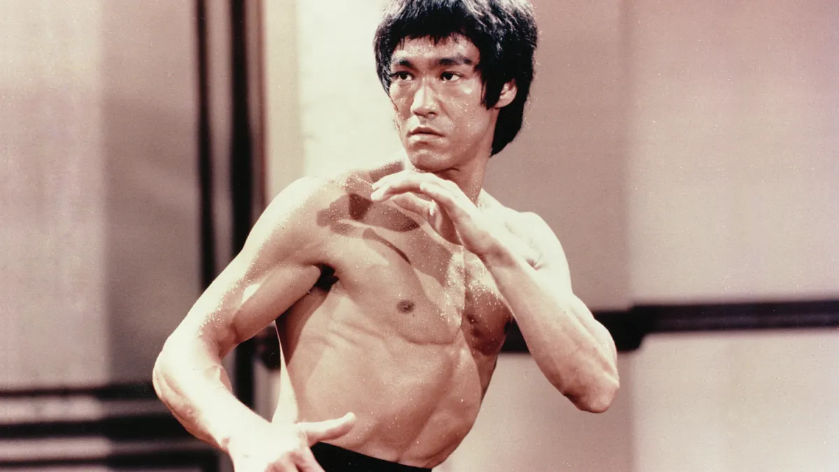 李小龍認為,「警戒架勢」是其武術的起始架勢,所有招式皆可隨時藉此啟動,同時也是面對人生的最佳姿態。(圖/Brucelee)