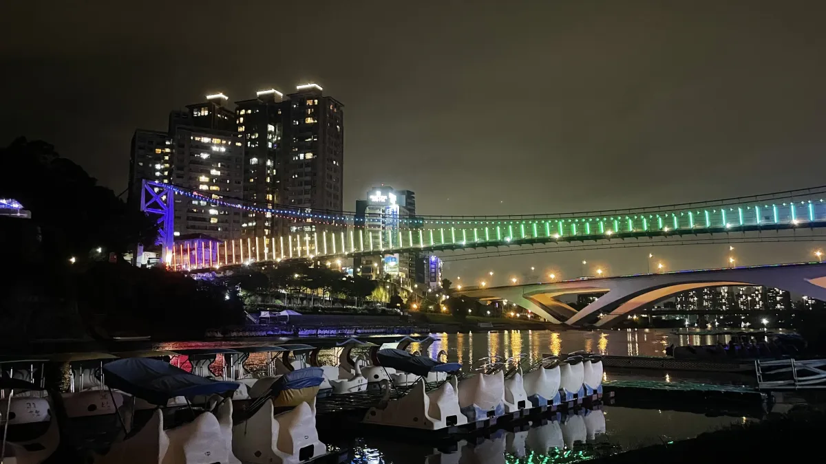 碧潭風景區吸引不少民眾休假前去踏青。(圖/新北市觀光旅遊局提供)