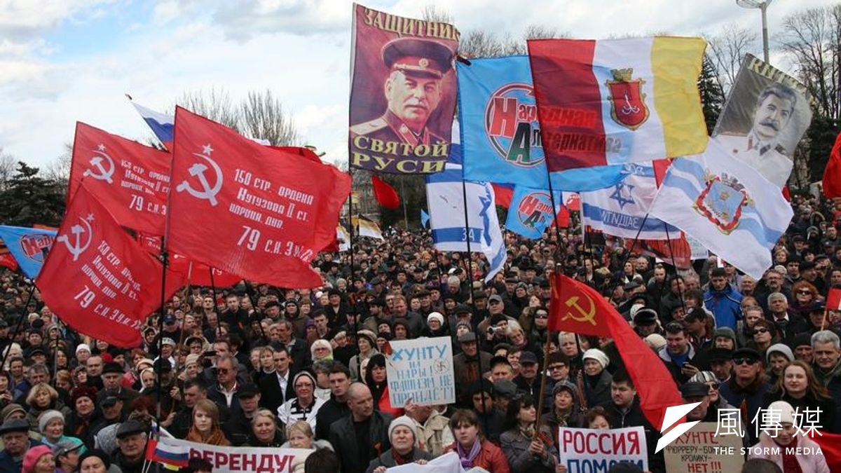 敖得薩的俄裔民眾16日大舉動員,聲援克里米亞公投,蘇聯旗幟與史達林芻像紛紛出籠。(美聯社) 敖得薩的俄裔民眾16日大舉動員,聲援克里米亞公投,蘇聯旗幟與史達林芻像紛紛出籠。(美聯社)