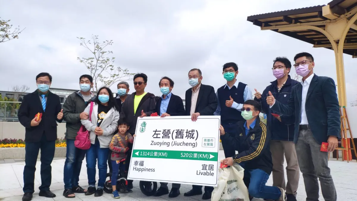 高雄副市長市林欽榮(左五)在水利局蔡長展局長陪同下,到左營舊城站旁,齊向民眾拜年。(圖/高雄水利局提供)
