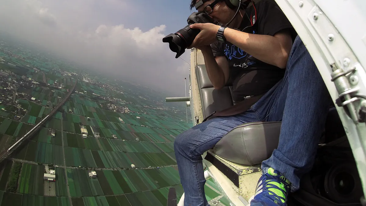 齊柏林生前於高空拍攝的身影。(財團法人看見.齊柏林基金會提供,©台灣阿布電影股份有限公司版權所有) 齊柏林生前於高空拍攝的身影。(財團法人看見.齊柏林基金會提供,©台灣阿布電影股份有限公司版權所有)