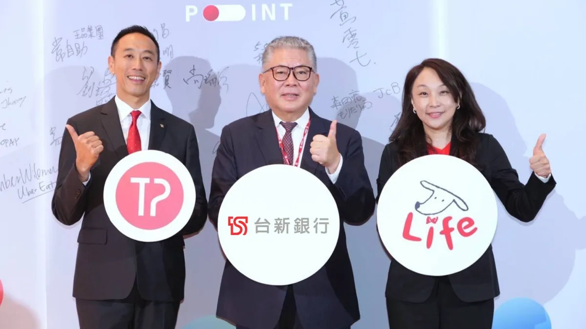 台新經典玫瑰卡、太陽卡再創美好新生!啟動簡單切換天天刷/大筆刷,還有日韓歐美海外刷,最高享3.8%回饋無上限。(左起台新銀行資深副總經理 黃天麟、副董事長 尚瑞強、個金執行長 包國儀)