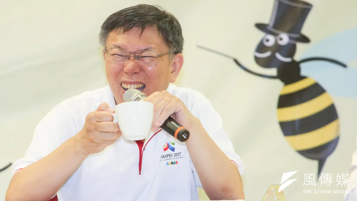 台北市長柯文哲出席嗡嗡嗡市政小蜜蜂體驗營第一梯次開幕式,被問到醫生和市長何者辛苦時,柯文哲妙答市長有好混的、和不好混的。(資料照片,陳明仁攝)