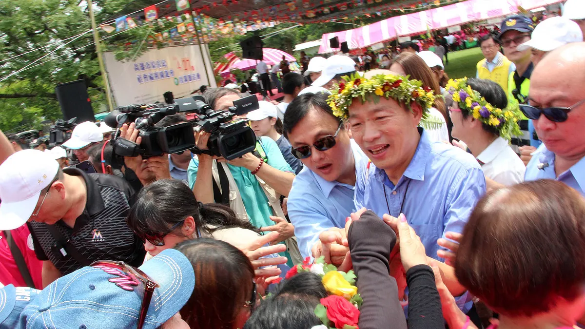 20190427-高雄市政府今日舉行「原住民社會福利園遊會暨母親節活動」,民眾搶著和高雄市長韓國瑜握手。(高雄市政府提供)