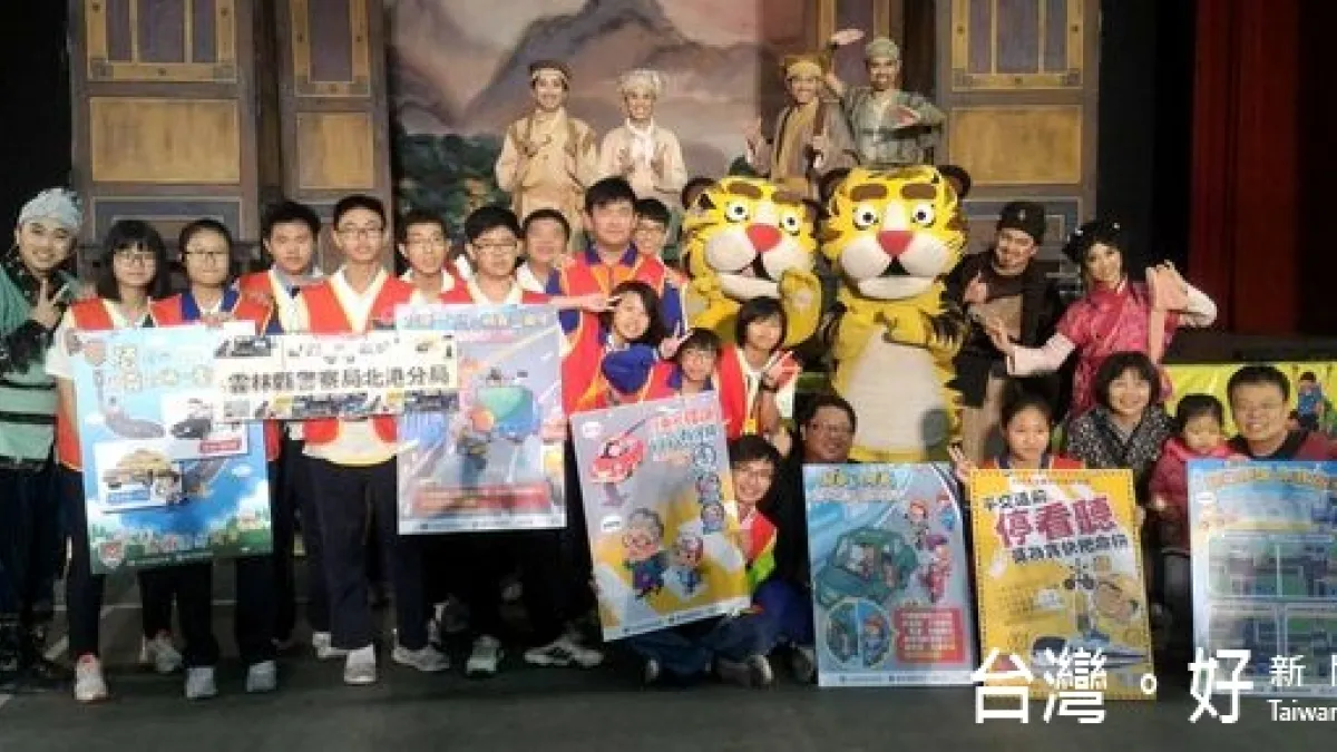 紙風車上演武松打虎 嗨翻北港學童