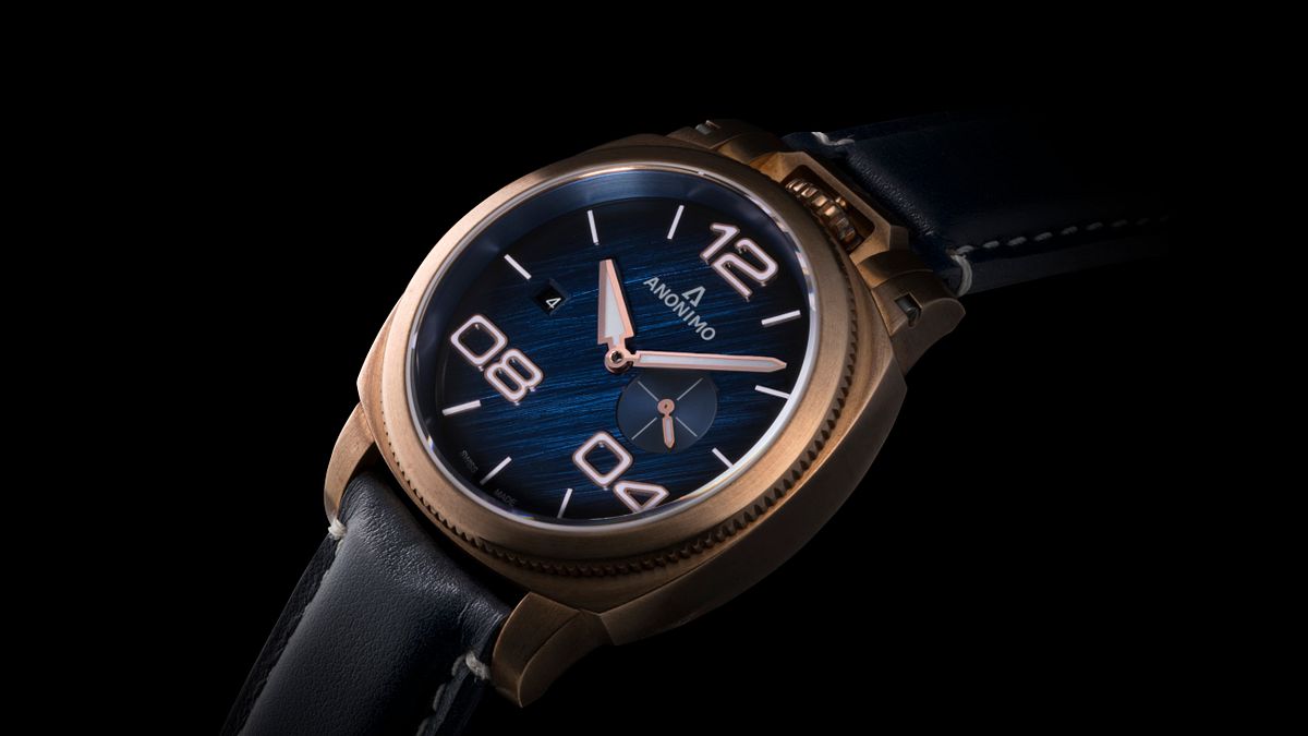 MILITARE義式軍風系列,手工爪痕藍色錶盤與青銅錶殼的溫暖完美搭配(圖/恪明國際) MILITARE義式軍風系列,手工爪痕藍色錶盤與青銅錶殼的溫暖完美搭配(圖/恪明國際)