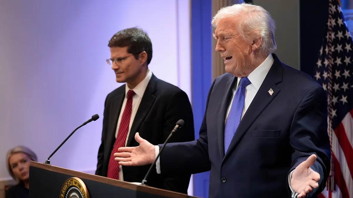 2026年2月20日,在美國聯邦最高法院宣告總統依據《國際緊急經濟權力法》逕行徵收的關稅違憲後,川普召開記者會批評反對大法官、強調將另尋法源收稅。(美聯社)