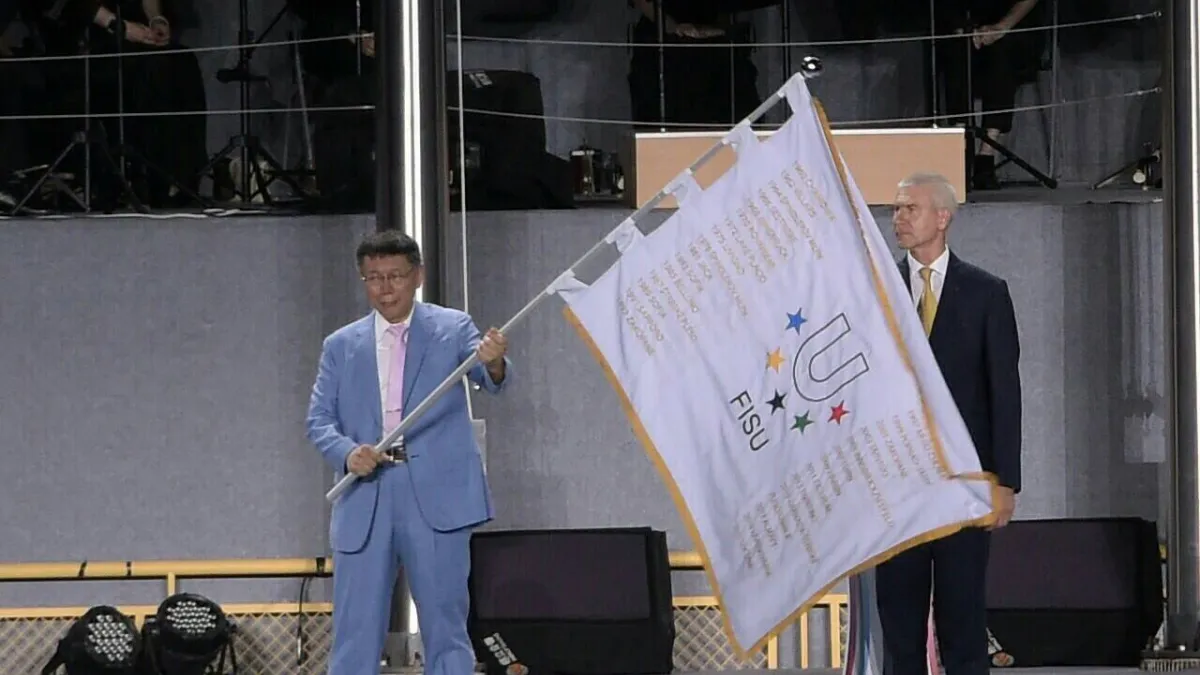 一個世大運就忘了我們吃的毒雞蛋?圖為台北市長柯文哲(左)將世大運旗交給下一任主辦城市拿坡里代表。(台北市政府提供)