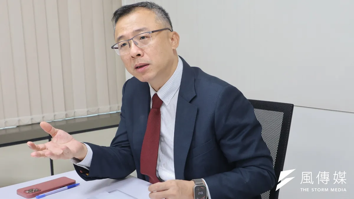 日智家電董事長顧振豪指出,空調不同於買回家插電就能使用的一般家電。(柯承惠攝)