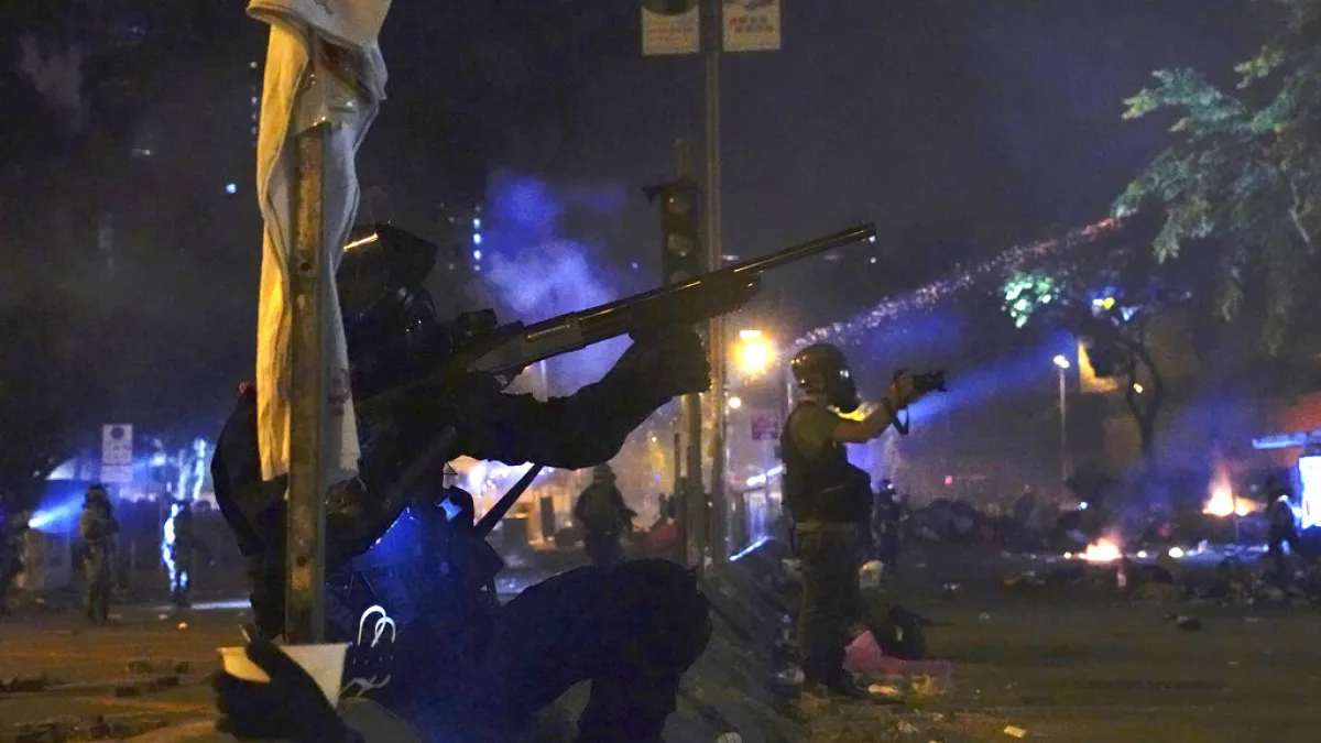 「反送中」抗爭者17日深夜在香港理工大學與警方發生激烈衝突。(資料照,美聯社)