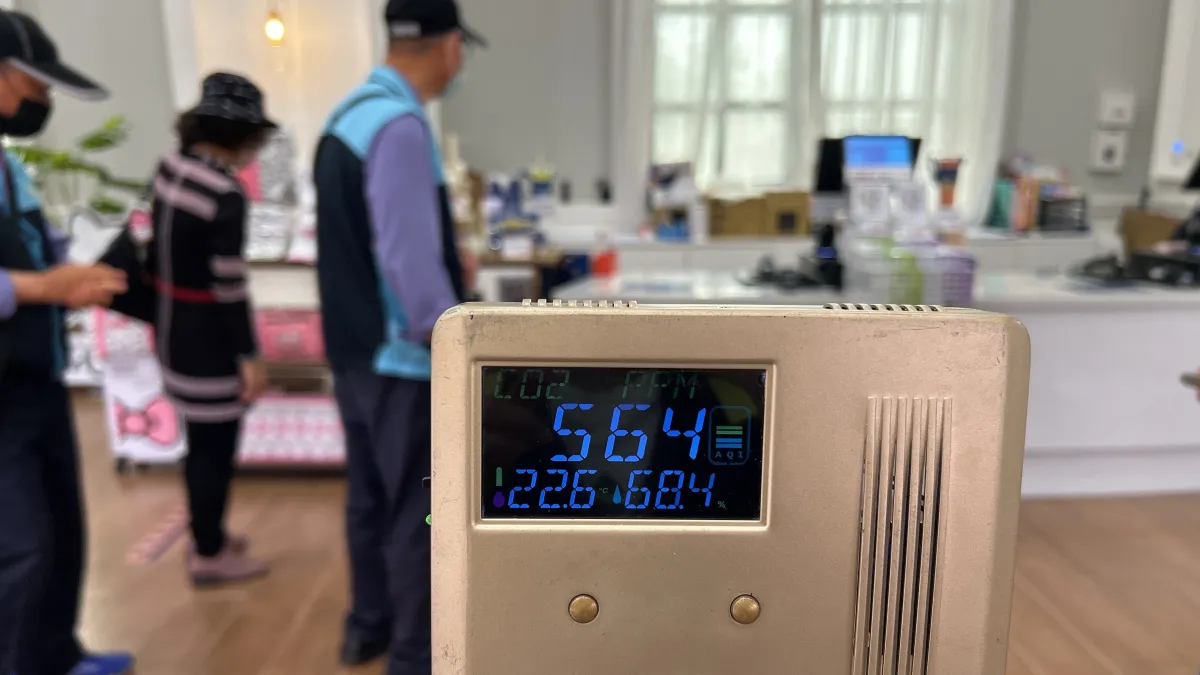 嘉義縣環保局推動室內空氣品質自主管理標章宣導,有23處取得自主管理標章。(圖/嘉義縣政府提供)