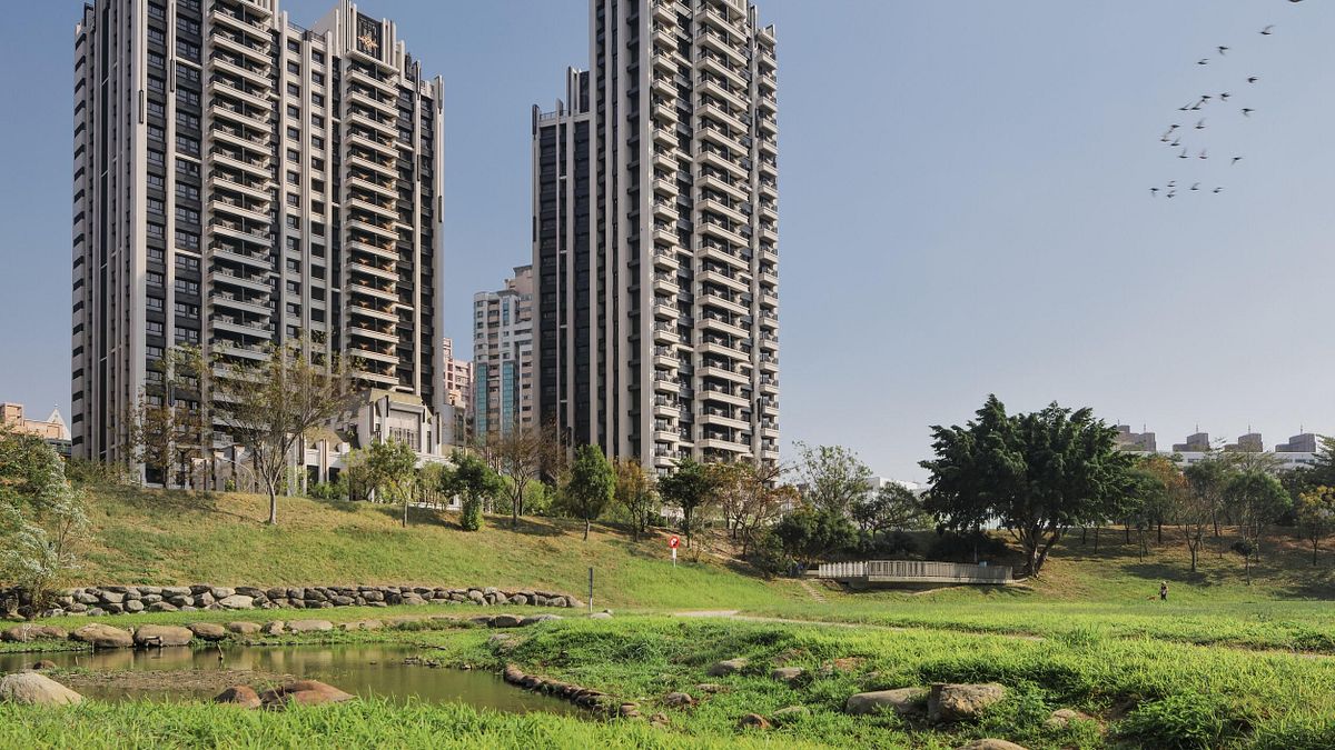 「御廳苑」座落文山特區最精華景觀壓軸角地,前置式中庭、多排濃密綠蔭,連結起面前生態池親水公園,24樓高氣勢宏偉。(圖/徐炳文翻攝) 「御廳苑」座落文山特區最精華景觀壓軸角地,前置式中庭、多排濃密綠蔭,連結起面前生態池親水公園,24樓高氣勢宏偉。(圖/徐炳文翻攝)