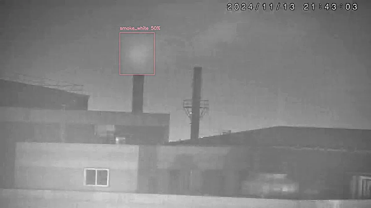 彰化縣環保局於轄內26個行政區布建500台空品感測器,24小時全天候監測空氣品質狀況。將持續針對500台微型感測器有異常高值之點位,再搭配運用AI智能影像判煙系統及無人空拍機等科技監控工具,並加強查緝頻率。(圖/彰化縣政府)