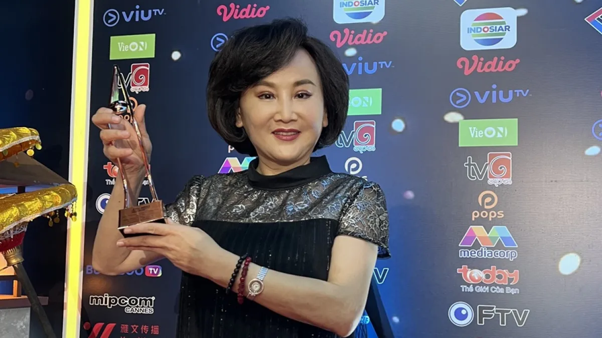 胡婉玲以民視「新聞觀測站」獨家專訪前美國國務卿龐培歐,榮獲2024年度亞洲電視獎最佳時事主持人獎。(圖/翻攝自胡婉玲臉書)