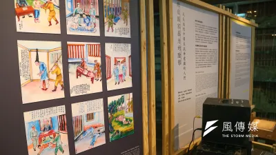 促進轉型正義委員會(促轉會)舉辦的「彼時影,未來光」特展10日開幕,螞蟻上樹、拔指甲及跪冰塊等白色恐怖時期發生的酷刑,通通在歐陽劍華畫筆下重現。(顏麟宇攝)