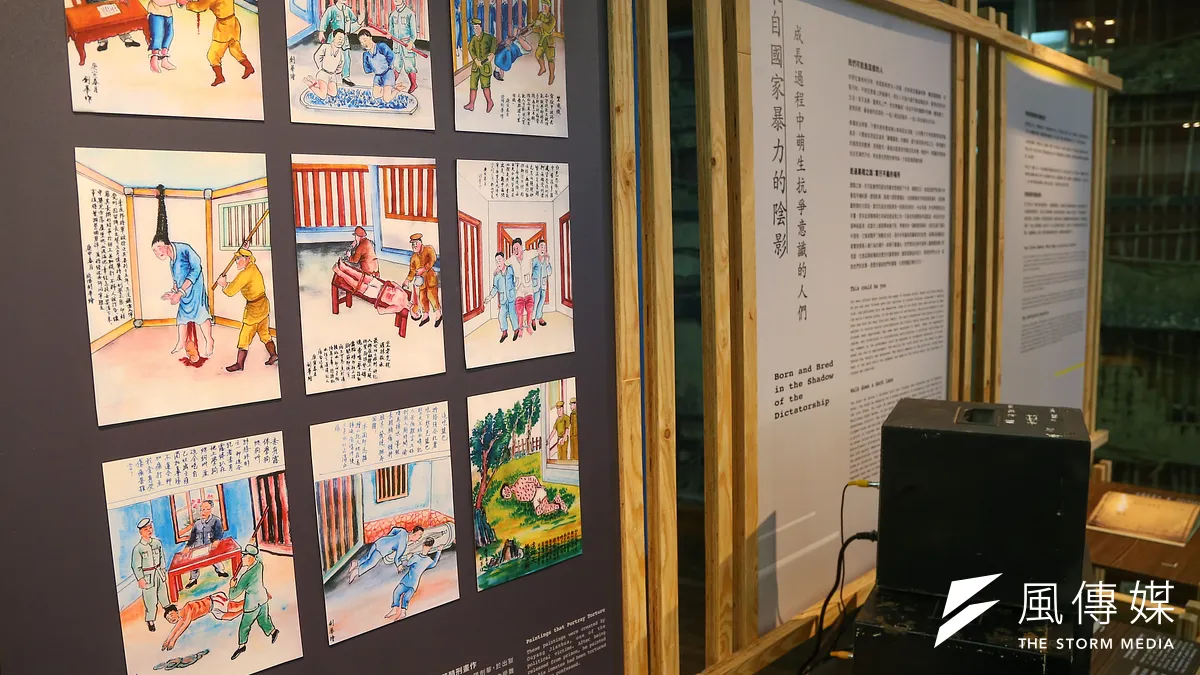 促進轉型正義委員會(促轉會)舉辦的「彼時影,未來光」特展10日開幕,螞蟻上樹、拔指甲及跪冰塊等白色恐怖時期發生的酷刑,通通在歐陽劍華畫筆下重現。(顏麟宇攝) 促進轉型正義委員會(促轉會)舉辦的「彼時影,未來光」特展10日開幕,螞蟻上樹、拔指甲及跪冰塊等白色恐怖時期發生的酷刑,通通在歐陽劍華畫筆下重現。(顏麟宇攝)