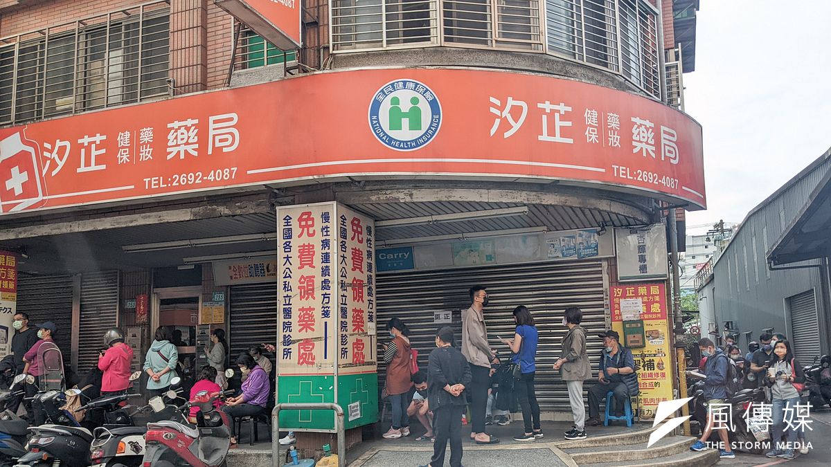 民眾一早於藥局外排隊購買實名制快篩試劑。(顏麟宇攝) 民眾一早於藥局外排隊購買實名制快篩試劑。(顏麟宇攝)