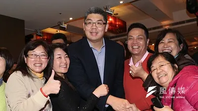 「台北找茶園」舉辦種植肖楠樹苗活動,參選台北市長的連勝文應邀出席,與80位南港舊庄國小的小學生到茶園一同種樹。(吳逸驊攝)