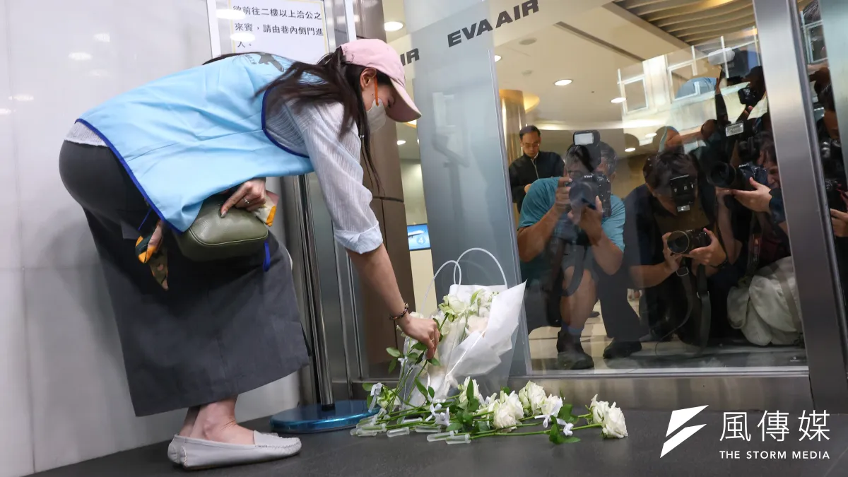 桃園市空服員職業工會就空服員離世事件,至長榮航空總公司前獻花致意。(顏麟宇攝)