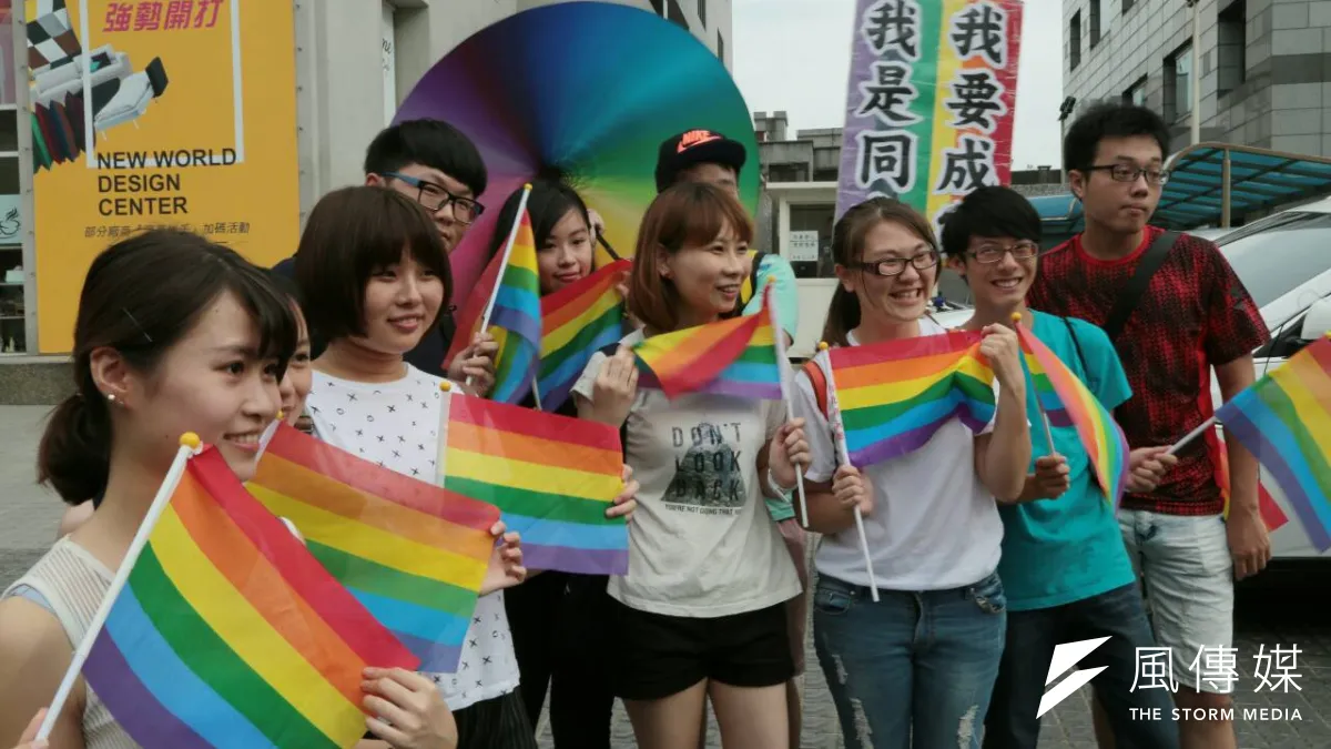 台灣伴侶權益推動聯盟發起「為婚姻平權而走,平等不能再等」遊行,上百人為了同志婚姻權利而走。(余志偉攝)