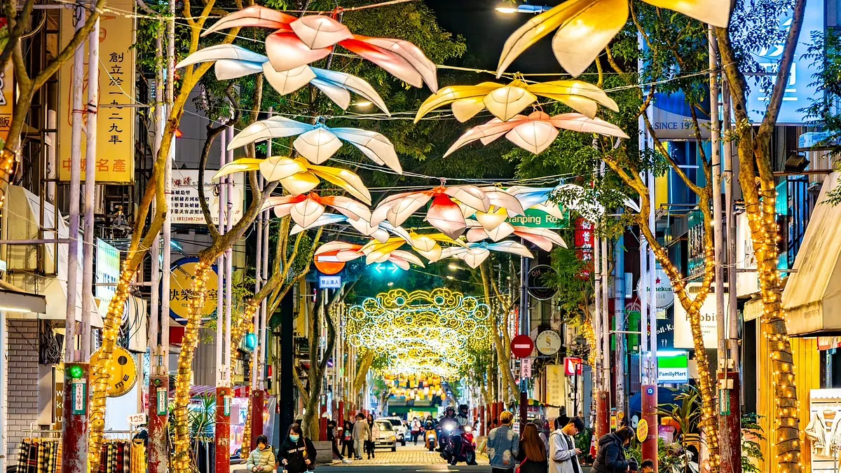 台灣以多元族群形象聞名國際,但「戰族群」行爲卻一直存在台灣社會中。圖爲桃園市政府設置的多元族群特色花燈長廊。(資料照,桃園市政府提供)