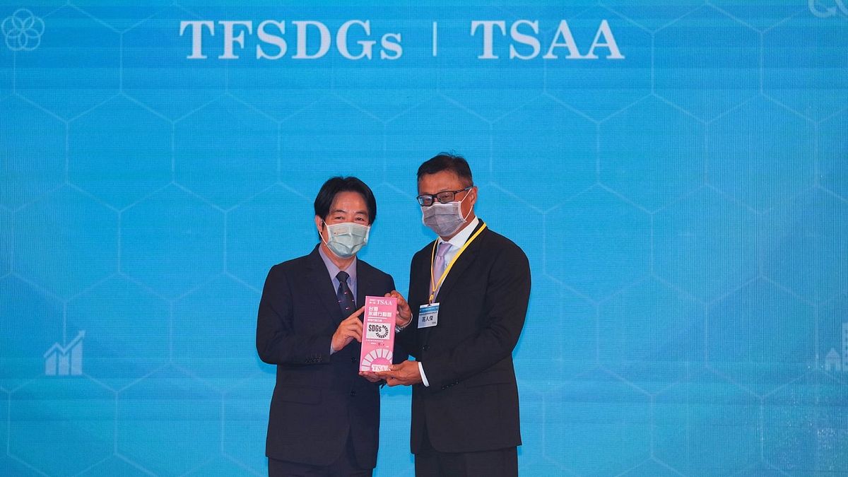 中信金控榮獲「2021台灣永續行動獎」6項大獎,為獲獎數最多的金融機構,由副總統賴清德(左)頒發獎座、中信金控行政長高人傑(右)代表受獎。(圖/中信金控提供) 中信金控榮獲「2021台灣永續行動獎」6項大獎,為獲獎數最多的金融機構,由副總統賴清德(左)頒發獎座、中信金控行政長高人傑(右)代表受獎。(圖/中信金控提供)