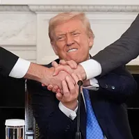 2025年8月8日、米国のトランプ大統領がアゼルバイジャンのアリエフ大統領(左)、アルメニアのパシニャン首相(右)とホワイトハウスで和平協定を締結した。(写真/AP通信) 2025年8月8日、米国のトランプ大統領がアゼルバイジャンのアリエフ大統領(左)、アルメニアのパシニャン首相(右)とホワイトハウスで和平協定を締結した。(写真/AP通信)