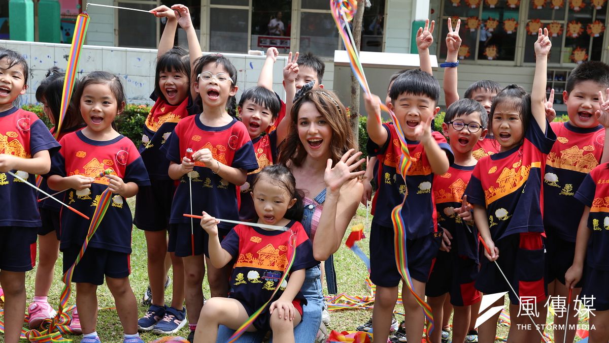 經濟部加工出口區管理處邀烏克蘭名模瑞莎,擔任楠梓示範幼兒園當一日園長,跟孩子們一起進行戶外體能課程。(圖/徐炳文攝) 經濟部加工出口區管理處邀烏克蘭名模瑞莎,擔任楠梓示範幼兒園當一日園長,跟孩子們一起進行戶外體能課程。(圖/徐炳文攝)