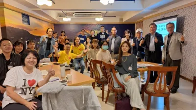 客家跨世代創業牽成工作坊,邀傑出企業家和近30位正著手創業或已在創業路上戰戰兢兢前進的青年對話。(圖/高市客委會提供)