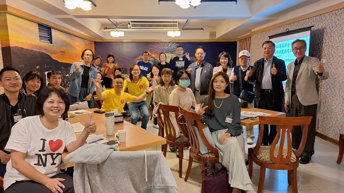 客家跨世代創業牽成工作坊,邀傑出企業家和近30位正著手創業或已在創業路上戰戰兢兢前進的青年對話。(圖/高市客委會提供) 客家跨世代創業牽成工作坊,邀傑出企業家和近30位正著手創業或已在創業路上戰戰兢兢前進的青年對話。(圖/高市客委會提供)