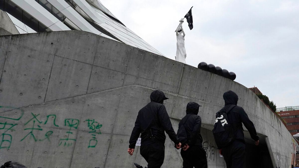 香港理工大學的民主女神像與「反送中」抗爭者。(美聯社) 香港理工大學的民主女神像與「反送中」抗爭者。(美聯社)