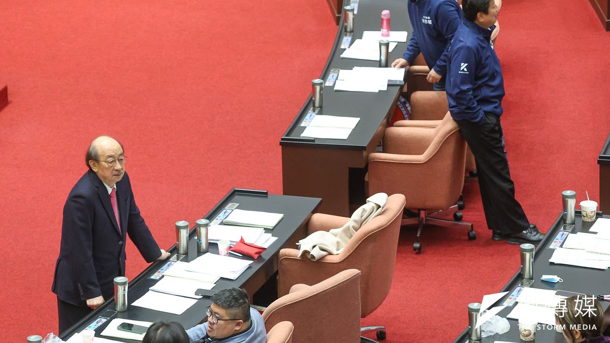 立法院今(7)日三讀通過《警察人員人事條例》修正案,民進黨總召柯建銘(左)對此提出附帶決議,主張不應咨請總統公布。(顏麟宇攝) 立法院今(7)日三讀通過《警察人員人事條例》修正案,民進黨總召柯建銘(左)對此提出附帶決議,主張不應咨請總統公布。(顏麟宇攝)