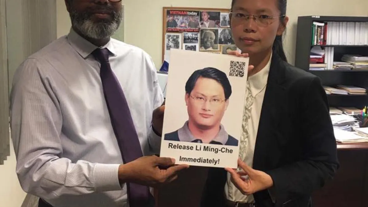 自由亞洲電台副總裁Parameswaran Ponnudurai允諾全力協助救援李明哲。他留下這張李明哲的照片,放在自由亞洲電台,提醒大家持續追蹤李明哲被失蹤的事件。(台權會提供)