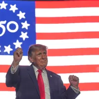 トランプ米大統領は、台湾積体電路製造(TSMC)がアリゾナ州に建設中の半導体工場の規模をさらに倍増させると述べた。(資料写真/AP通信) トランプ米大統領は、台湾積体電路製造(TSMC)がアリゾナ州に建設中の半導体工場の規模をさらに倍増させると述べた。(資料写真/AP通信)