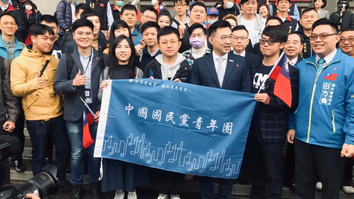 國民黨將推動青年部轉型「青年智庫」,首波將以6項議題,舉行「青年作伙」系列活動。圖為國民黨主席江啟臣青年節時,和國民黨青年團合影。(取自國民黨青年團)