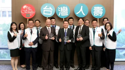 台灣人壽蟬聯「保險龍鳳獎」內勤組與外勤組優等二項殊榮。(圖/台灣人壽提供)