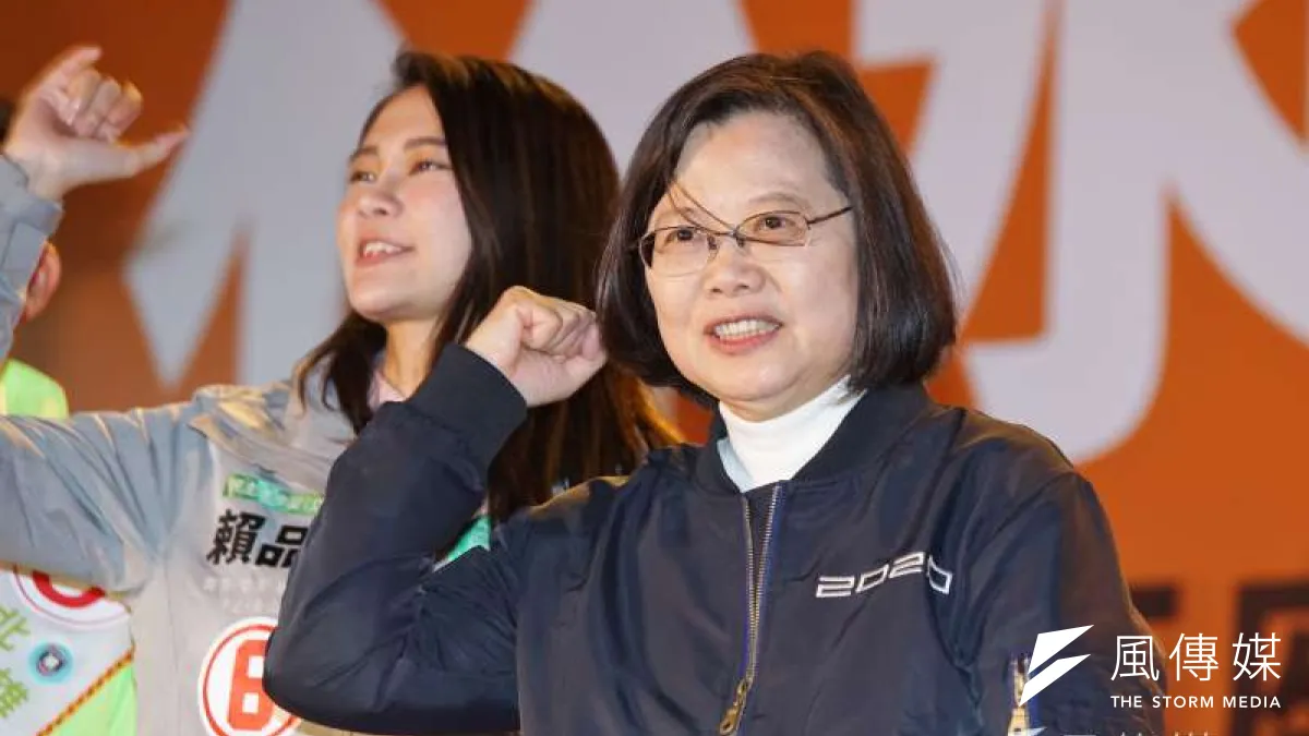 中研院社會學研究所副所長陳志柔認為,中國國家主席習近平提出的「一國兩制、不承諾放棄武統」、香港反送中運動以及中美貿易戰,激發出民進黨於2020年高達42%的催票率。圖為總統蔡英文。(資料照,盧逸峰攝)