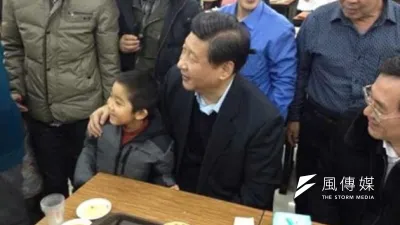 中國國家主席習近平領銜演出親民秀,去年12月到北京一家包子店用餐。(取自網路)