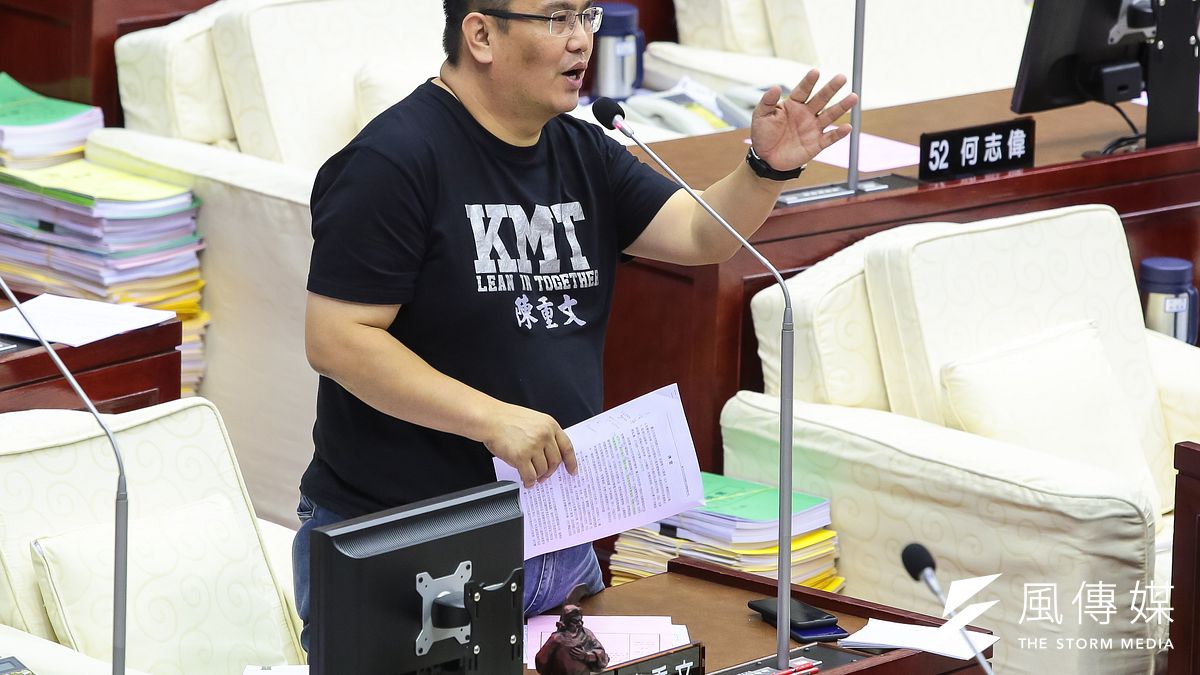 北農將率隊前往帛琉考察,台北市議員陳重文11日於市議會怒批17人去帛琉4天,卻只有1天是考察,是亂花錢。(顏麟宇攝) 北農將率隊前往帛琉考察,台北市議員陳重文11日於市議會怒批17人去帛琉4天,卻只有1天是考察,是亂花錢。(顏麟宇攝)