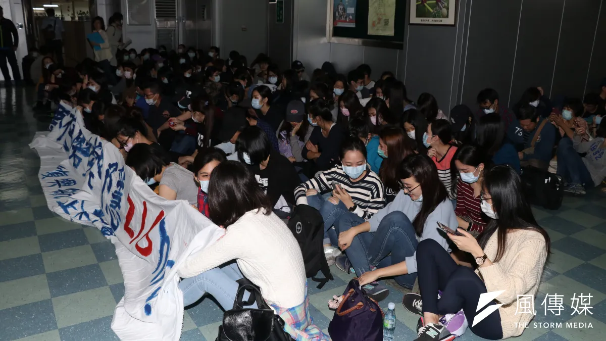 蔡政府第一年,以國道收費員和華航罷工事件始,卻以復興航空工會抗爭終,圖為興航工會衝入北市勞工局。(蘇仲泓攝)