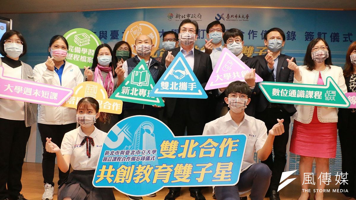 副市長劉和然、教育局副局長歐人豪與出席活動之校長、學生合影。(圖/李梅瑛攝) 副市長劉和然、教育局副局長歐人豪與出席活動之校長、學生合影。(圖/李梅瑛攝)