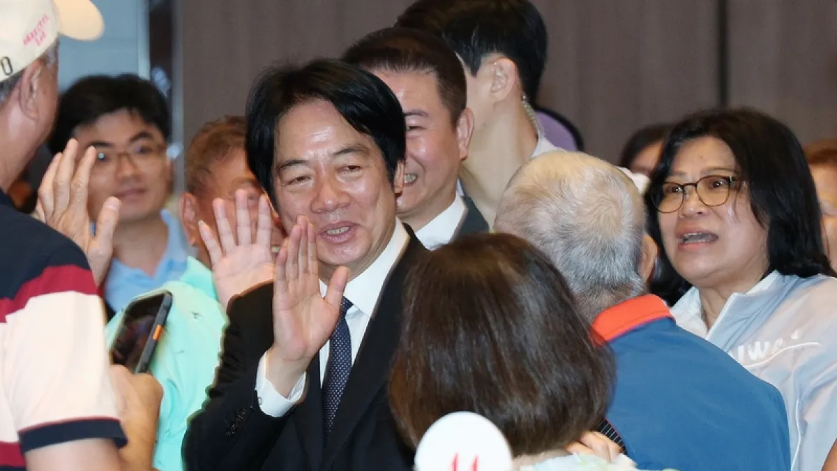 賴總統、王美惠出席新北嘉義同鄉會會員大會 總統賴清德(後中)6日應邀出席「新北市嘉義同鄉會第12屆第2次會員代表大會」,與民進黨嘉義市長參選人、立委王美惠(右)一同向與會者致意。中央社記者郭日曉攝115年6月6日