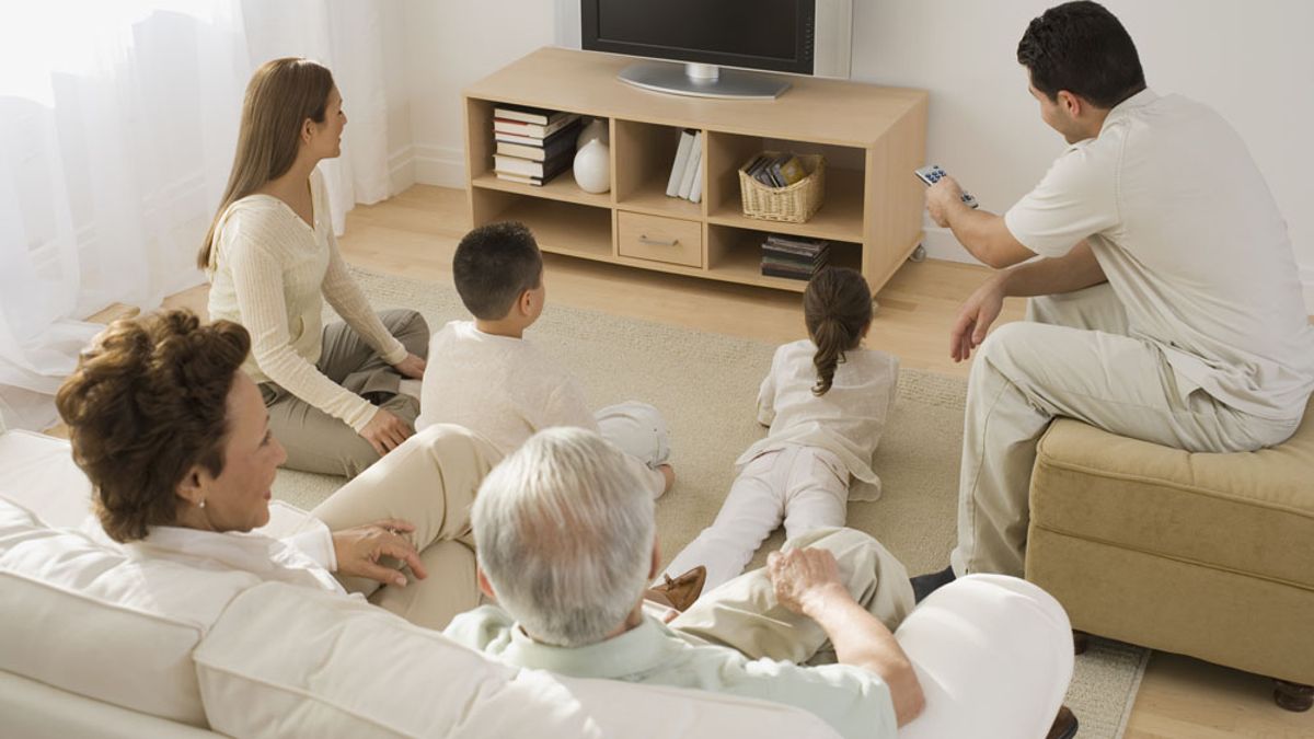 當家人們身處客廳時,不是各自滑著手機、而是共同欣賞一部電影,這樣的畫面是否覺得有點陌生了?(圖/擷取自aoki.top) 當家人們身處客廳時,不是各自滑著手機、而是共同欣賞一部電影,這樣的畫面是否覺得有點陌生了?(圖/擷取自aoki.top)
