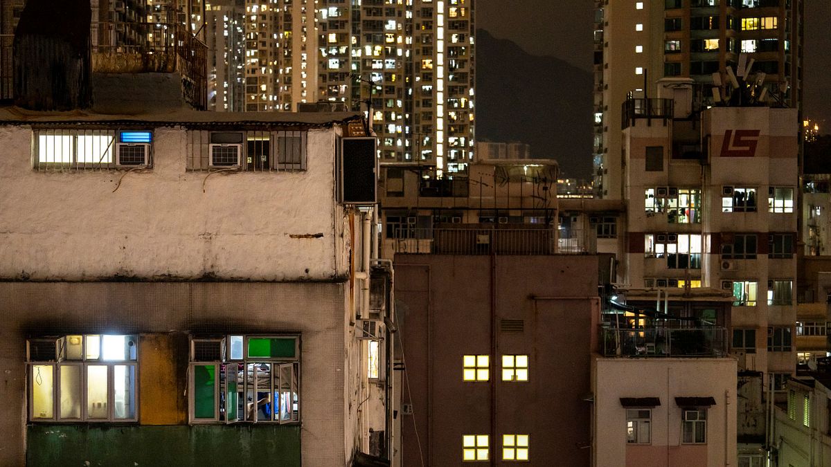 「壹玖肆伍・國際香港圖書典藏館」通過分享不同的珍稀品,保存每位香港人的珍貴回憶。圖為香港深水埗區低矮舊公寓一景。(美聯社) 「壹玖肆伍・國際香港圖書典藏館」通過分享不同的珍稀品,保存每位香港人的珍貴回憶。圖為香港深水埗區低矮舊公寓一景。(美聯社)