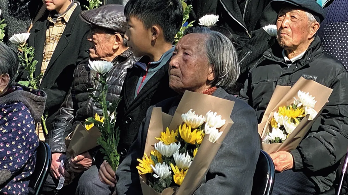 2025 年,南京大屠殺倖存者夏淑琴(中)已九十五歲。在八十八年前的那場人間慘劇中,八歲的夏淑琴失去了七位親人。 2025 年,南京大屠殺倖存者夏淑琴(中)已九十五歲。在八十八年前的那場人間慘劇中,八歲的夏淑琴失去了七位親人。