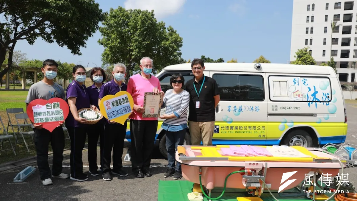 台糖公司長年投身公益活動關懷弱勢族群,捐贈「台糖詩夢絲甦活頭皮胺基酸洗髮精」予美善基金會,以行動支持到宅沐浴服務。(圖/徐炳文攝)