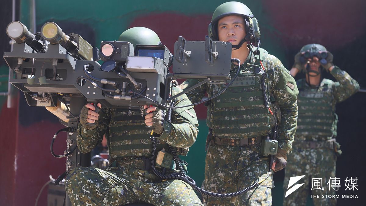 國軍官兵操作雙聯裝刺針飛彈系統。(柯承惠攝) 國軍官兵操作雙聯裝刺針飛彈系統。(柯承惠攝)