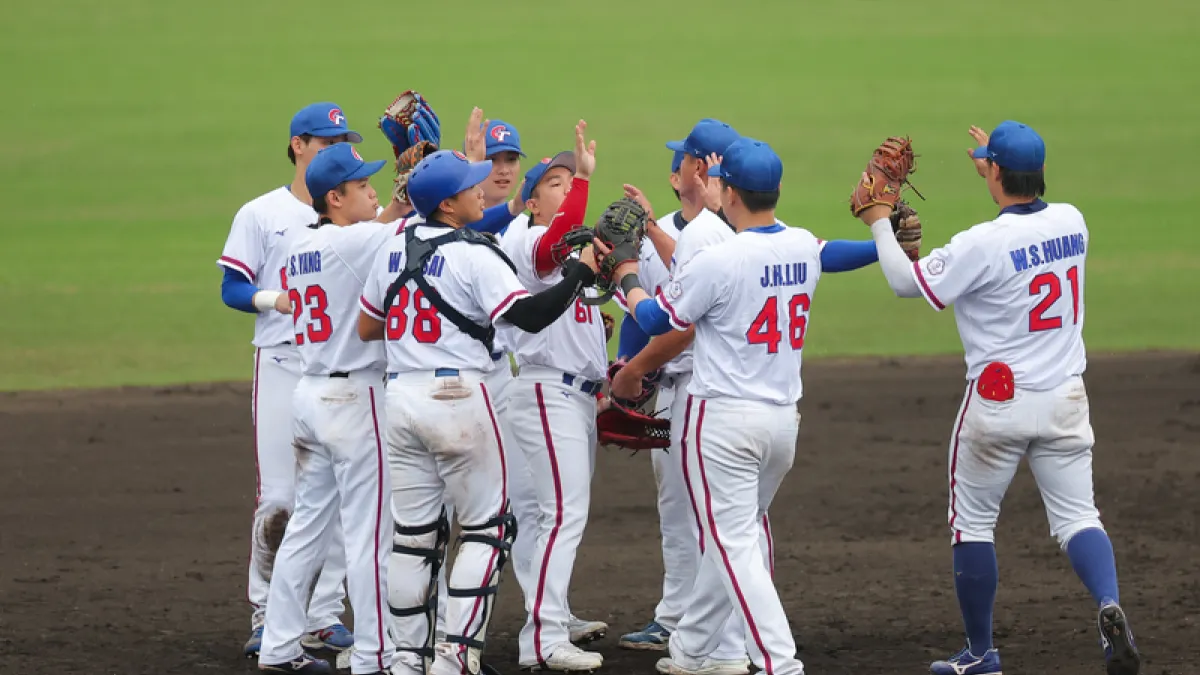 名古屋亞運棒球銅牌戰,台灣以5比1擊敗中國奪銅,賽後球員擊掌慶祝。(中央社)