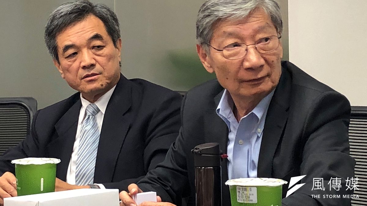 泰福-KY(右為泰福生技董事長趙宇天)成功申請生物藥製程美國專利第10,703,800號,而泰福生技以此專利製程方式,使用於本公司產品TX05以及TX16之製造,以此來強化單株抗體醣基化與參考藥物之相似性,同時也藉此保障本公司生物相似藥之製程權益。(林哲良攝) 泰福-KY(右為泰福生技董事長趙宇天)成功申請生物藥製程美國專利第10,703,800號,而泰福生技以此專利製程方式,使用於本公司產品TX05以及TX16之製造,以此來強化單株抗體醣基化與參考藥物之相似性,同時也藉此保障本公司生物相似藥之製程權益。(林哲良攝)