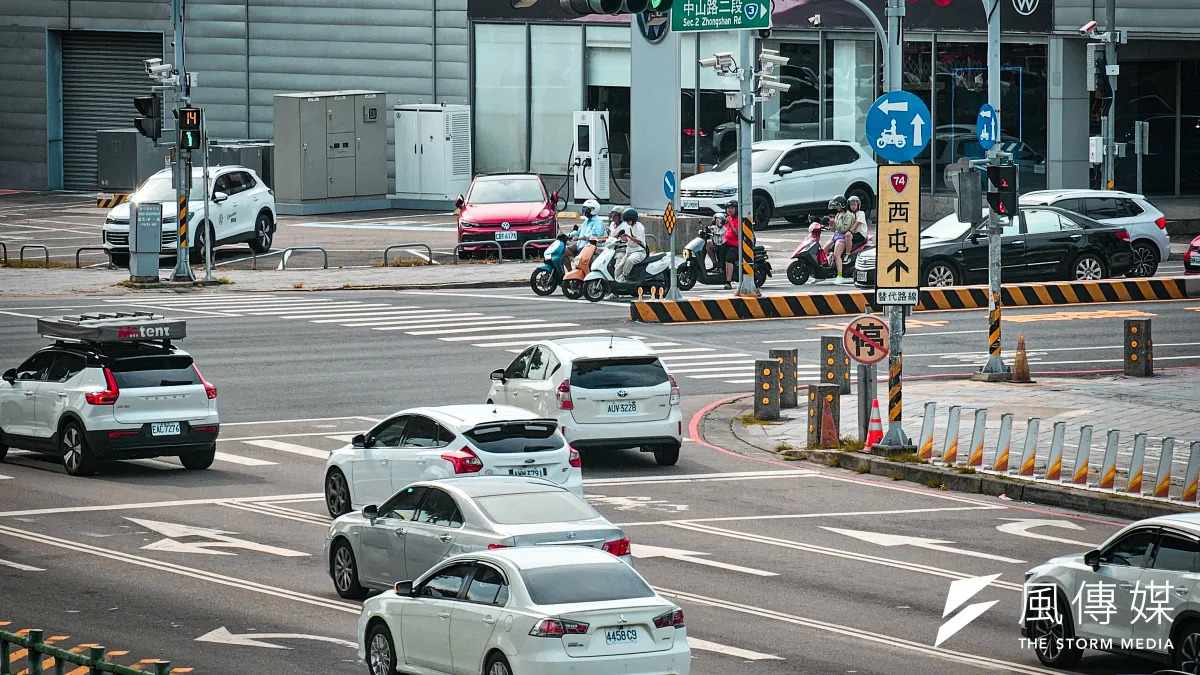 交通部公路局宣布預計 9 月底推出道安新制,針對酒駕及無照駕駛等重複違規者延長講習時數,酒駕再犯班更將延長至 15 小時,預估影響逾 2.8 萬人次。(資料照/洪煜勛攝)